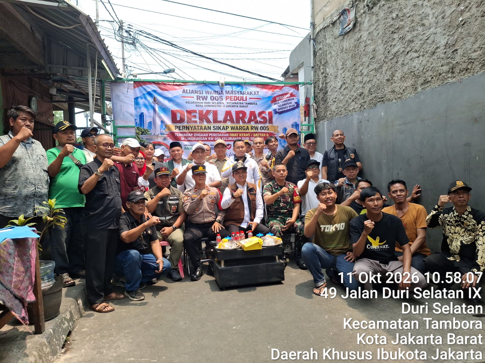 WARGA RW.05 DURI SELATAN TEGAS MENOLAK! DESAK PENINDAKAN TERHADAP PEREDARAN TRAMADOL ILEGAL DAN NARKOTIKA  Selamatkan Generasi Muda, Jaga Ketertiban Lingkungan, dan Wujudkan Duri Selatan yang Aman, Sehat, serta Bebas dari Ancaman Narkoba.